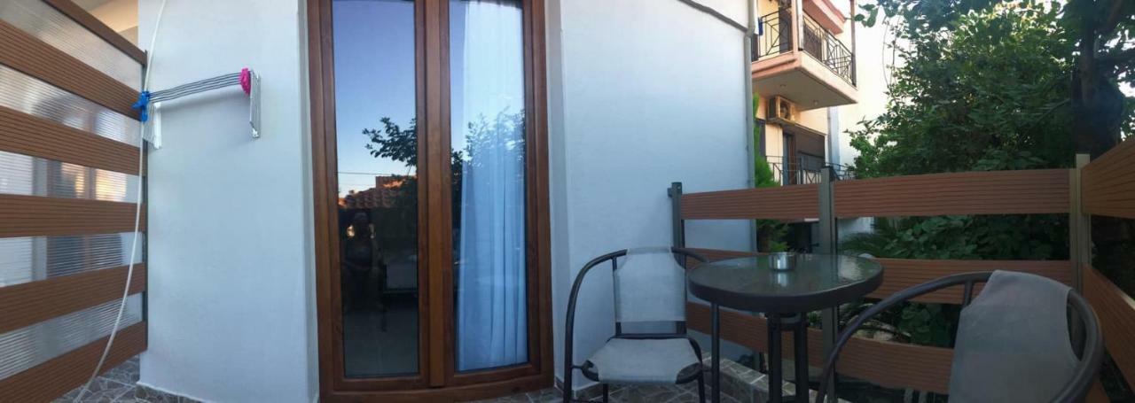 Almira - Rooms To Let Nea Roda Exterior foto